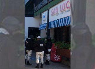 Afuera de un bar atacan a balazos a dos agentes de la policía #Morelia, los agresores los despojaron de sus armas de fuego