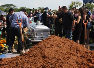 Así le dieron el último adiós a Octavio Ocaña «Benito Rivers» en Tabasco.