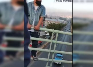 #Policia #Morelia logra evitar que un hombre se quite la vida en un puente peatonal