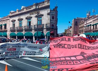 Dos manifestaciones arriban a Palacio de Gobierno en #Morelia