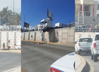 Tráiler a punto de caer en puente de desnivel de salida a #Quiroga; reportan a una persona lesionada