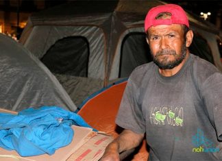 Don José Luis aprovechó el plantón de la #CNTE y vendió cartones para dormir en $10 pesitos