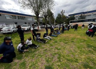 En #Morelia tumban estatua de Fray Antonio y detienen a 24 posibles responsables