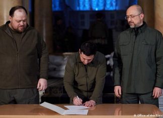 #Ucrania Zelenski firma solicitud para unirse a la Unión Europea