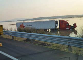 Tráiler queda sin control y cae al lago de #Cuitzeo
