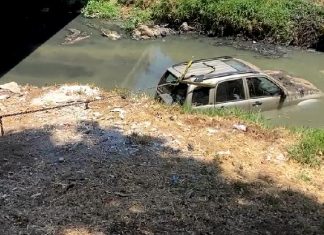 Conductor cae a río de aguas negras tras intentar esquivar a un motociclista en #Morelia