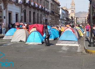Egresados #Normalistas instalan plantón indefinido en Morelia