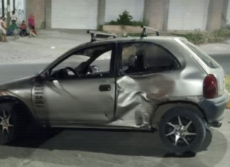 Pareja de jóvenes en motocicleta chocan contra un auto y quedan heridos