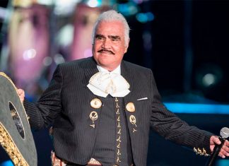 Gana Grammy Vicente Fernández y presentador comete error diciendo «Tampoco vino»