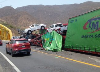 Accidente de tráiler nodriza ocasiona caos vehicular en la Autopista Siglo XXI
