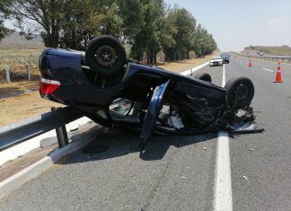 Sujeto se salva de milagro después de estallarle una llanta a su carro