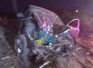 #Apatzingan Joven mujer resulta herida al chocar en su auto contra un poste