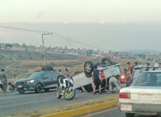 Vuelca camioneta y resultan varias personas lesionadas