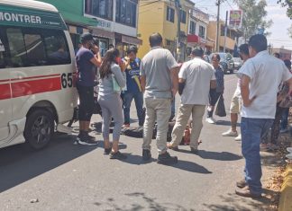 Policía Auxiliar se impacta contra una combi roja en la avenida Pedregal en #Morelia