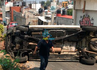 Camioneta sin frenos vuelca en una colonia al sur de Morelia