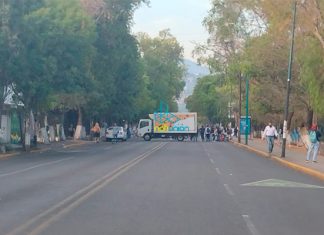 Normalistas bloquean la avenida Ventura Puente