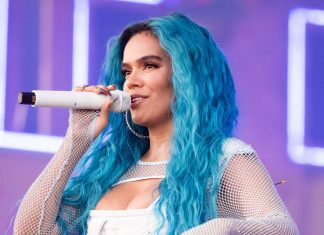 #Video Karol G regala boletos a sus fans en #Guadalajara