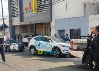 Atacan a balazos a un sujeto en su camioneta en la calle Cuautla