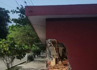 Camioneta choca contra una vivienda en la colonia Lázaro Cárdenas