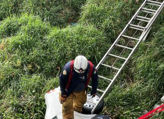 Vehículo cae al Río en la avenida Oscar Chávez, hay una persona sin vida