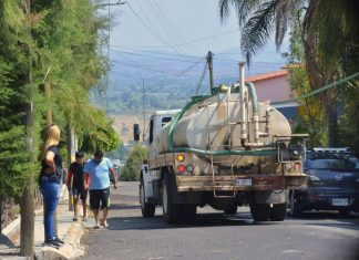 Gobierno de #Tarimbaro lleva pipas de agua potable a vecinos de Valle Real, hay compromiso de resolver la problemática