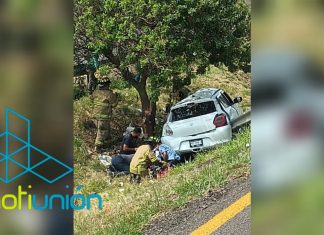 Vehículo compacto choca contra un árbol en la carretera Morelia – Pátzcuaro