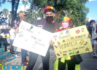 Abuelita regala abrazos en #Pride 2022; viajó desde Tijuana para apoyar a su nieto