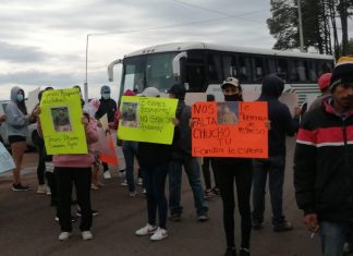 Familiares de personas desaparecidas bloquean la carretera a Ciudad Altamirano por falta de atención de la FGE