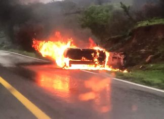 Por una aparente falle mecánica se incendia un carro en la carretera Morelia – Quiroga