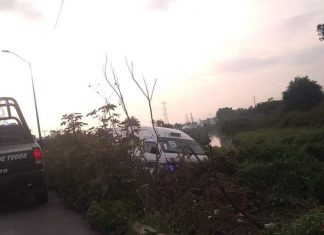 Colectivo queda sin control y termina en un canal de aguas negras