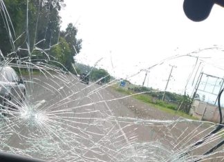 Supuestos normalistas agreden con piedras a varios automovilistas en Tiripetio