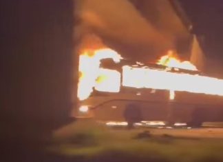 Normalistas y pobladores de la Meseta bloquean carreteras e incendian vehículos la noche de este domingo