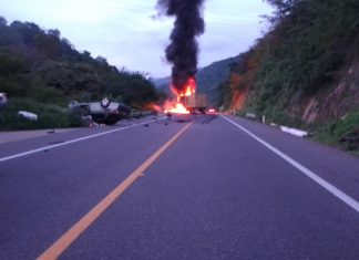 Tráiler y carro chocan y se incendian en la autopista Siglo XXI