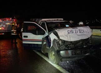 Camioneta para traslado de valores choca contra un tráiler en la Morelia – Salamanca