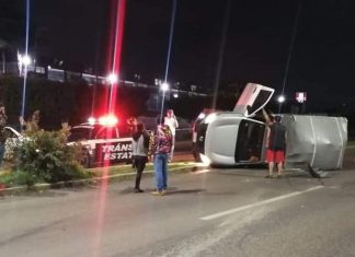 Dos camionetas chocan en la salida a Charo, una terminó volcada