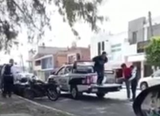 Hombre logra escapar esposado de una patrulla de la Policía #Morelia