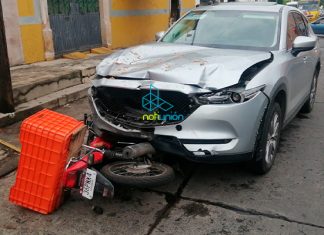 Motociclista queda lesionado al ser arrastrado por una camioneta