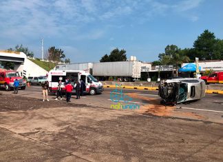 Vehículo vuelca en la carretera Morelia – Pátzcuaro