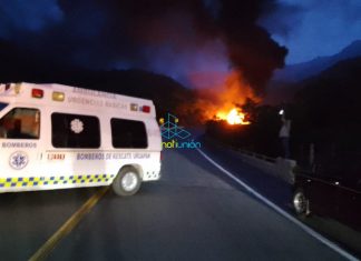 Se accidenta e incendia una pipa con combustible en la autopista Siglo XXI