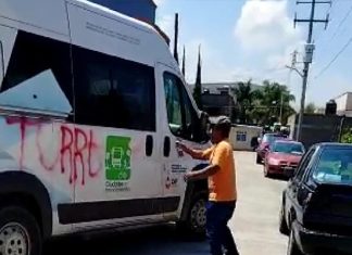 En redes sociales denuncian a Carlos Torres Piña por intervenir en elecciones de MORENA con vehículos del gobierno y ofrecer despensas