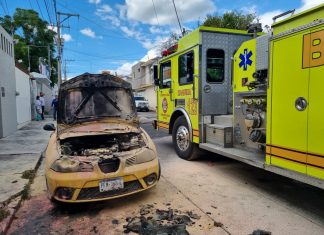 #Morelia Se incendia un carro en la colonia Chapultepec