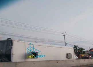 Camión con obreros se impacta contra remolque de con cebollas; hay rapiña en el lugar