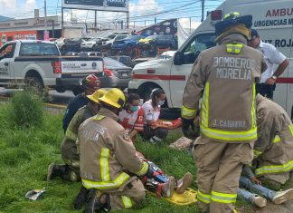 Tres personas resultaron heridas al volcar dos vehículos en Morelia