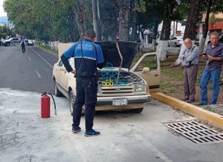 Automóvil se incendia sobre el boulevard García de León, policías municipales apoyan a sofocar las llamas