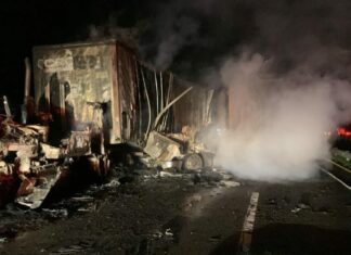 Se incendia tráiler en la autopista de Occidente