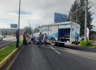 Motociclista resulta lesionado al chocar contra un camión