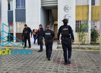 Balean la fachada de un departamento del fraccionamiento Acanto I en Zamora