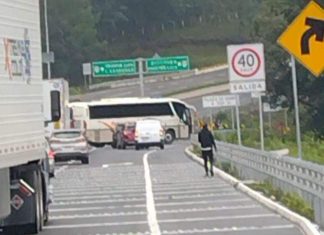 Se reportan bloqueos carreteros en la autopista Siglo XXI en el puente de Zirahuen
