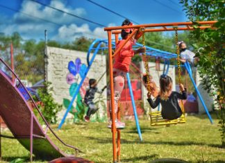 Alcalde de Tarimbaro construye barda que estaba a punto de caerse en prescolar de Peña del Panal
