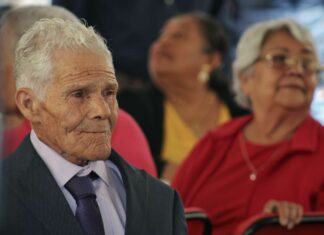 Con mariachi, comida y mucho baile; es como los abuelitos de Tarimbaro fueron celebrados por el DIF